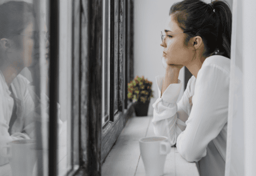 депрессия, грусть, окно,Фото Freepik