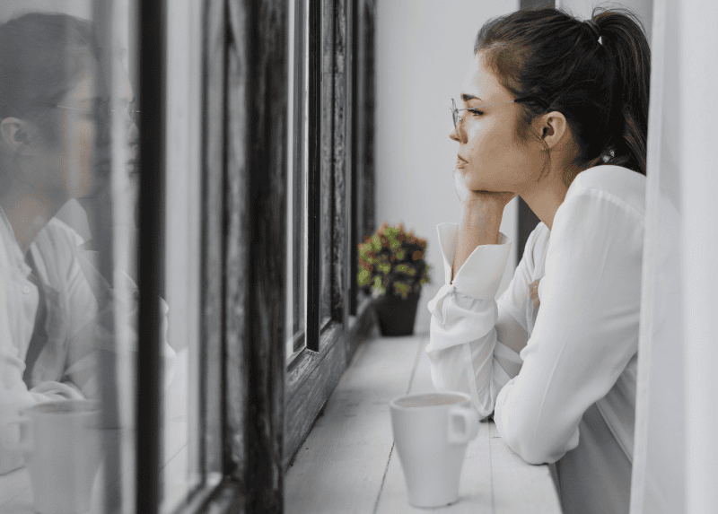 депрессия, грусть, окно,Фото Freepik