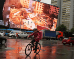 лето, дождь, реклама, курьер, Фото Ярослава Чингаева / агентство «Москва»