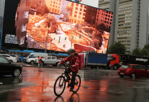 лето, дождь, реклама, курьер, Фото Ярослава Чингаева / агентство «Москва»