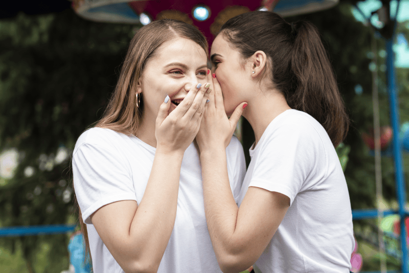 слухи, сплетни, девушки, Фото Freepik