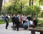 студенты, скамейка, площадь Борьбы, фото Юлия Смагринская