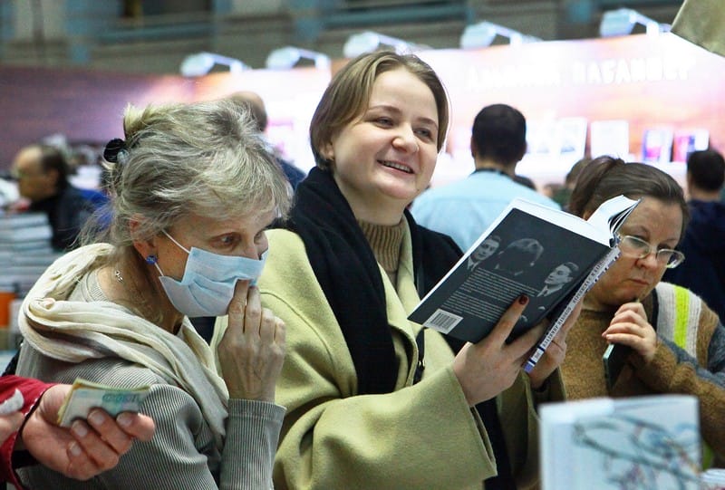 книжная ярмарка, книги, читают. Фото Михаила Ковалёва