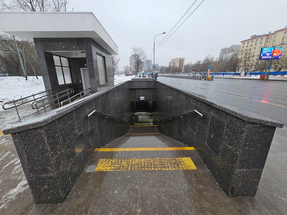 Подземный пешеходный переход через пути первого маршрута Московских центральных диаметров (МЦД-1), открытый в районе ул. Яблочкова на северо-востоке столицы.