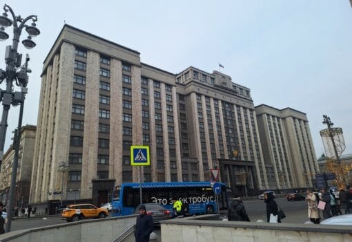 Дума Московкин город Москва дорога такси машины транспорт Фото «Московской правды»