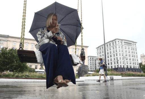 дождь, лето, качели, Фото Артура Новосильцева / агентство «Москва»