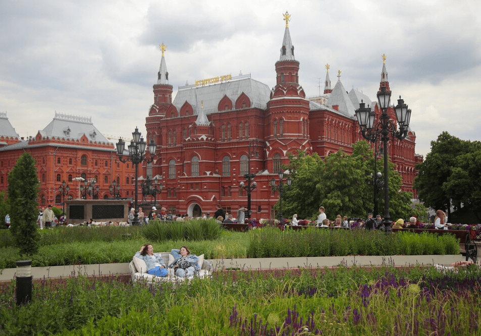 Манежная площадь, отдых, лето, сады и цветы, Фото Артура Новосильцева / агентство «Москва»
