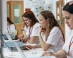 студенты от Моны