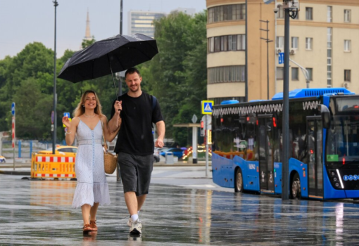 лето, дождь, под зонтом, Фото Василия Кузьмичёнка / агентство «Москва»
