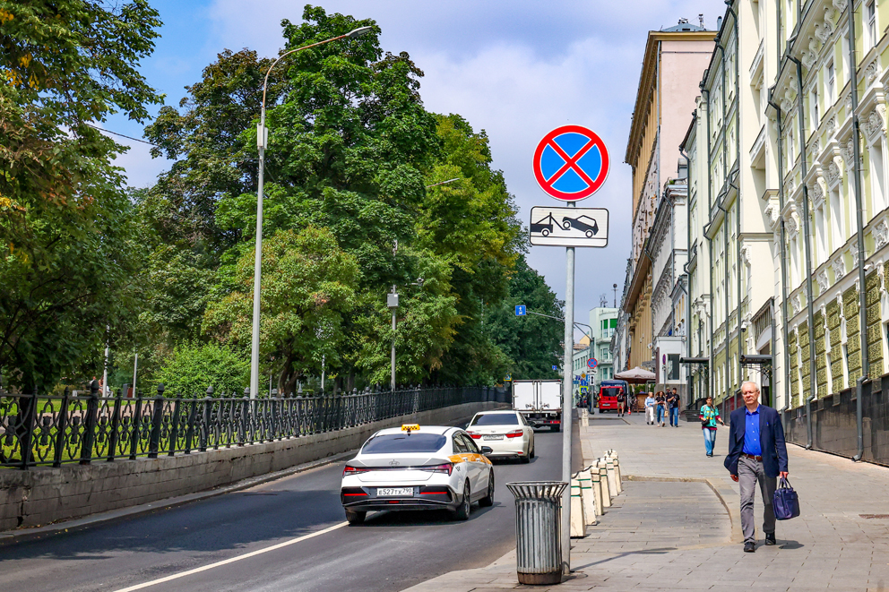 Москва город люди лето машины Фото: Комплекс городского хозяйства Москвы